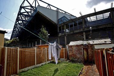 El estadio del Sheffield Wednesday, Hillsbrough, está tan cerca de algunas viviendas que los vecinos tienden la ropa bajos sus gradas. Aquí sucedió, en 1989, una de las tragedias más escalofriantes de la historia del fútbol, cuando 97 aficionandos fallecieron por una avalancha durante la semifinal de FA Cup entre el Nottingham Forest y el Liverpool.