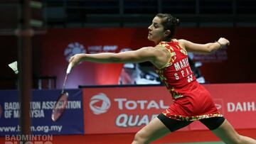 Carolina Mar&iacute;n devuelve el volante durante su partido ante Yan Yan Cai en el Masters de Malasia de B&aacute;dminton.