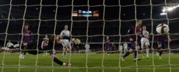 1-0. Oblak paró el penalti que lanzó Messi y en el rechaze el astro argentino marcó el primer tanto.