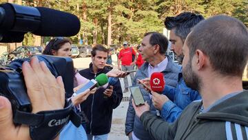 El cu&ntilde;ado de Blanca Fern&aacute;ndez Ochoa, Adri&aacute;n Federighi, atiende a los medios de comunicaci&oacute;n antes del inicio de la b&uacute;squeda de la exesquiadora.