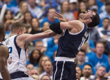 David Lee golpea a Enes Kanter.