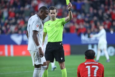 El primer gol ha llegado por medio de un penalti que, en principio, Quintero González no vio. De hecho, amonestó a Budimir por creer que había simulado. Sin embargo, no fue así y fue llamado por el VAR para corregir su error, ya que hubo pisotón de Courtois al croata. El delantero rojillo fue el encargado de firmar el 1-0 desde los once metros. 