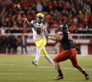 Mariota ha jugado tres años con la Universidad de Oregon, en donde ha sido titular indiscutible. En 2012 hizo 230 pases de 336 intentos para 2.677 yardas, 32 touchdowns y sólo 6 intercepciones. También corrió 106 veces para lograr 752 yardas y 5 touchdowns. Oregon acabó la temporada 12-1 y Marcus fue nombrado Jugador Freshman Ofensivo del Pac-12, en el primer equipo de la conferencia Pac-12 y ganó el MVP Ofensivo de la Fiesta Bowl, en la que sus Ducks se impusieron a Kansas State.