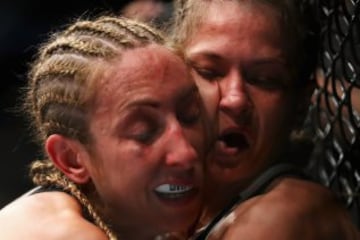 Combate de la UFC entre Heather Jo Clark y Karolina Kowalkiewicz en Rotterdam.