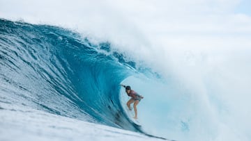 OAHU, HAWAII - FEBRUARY 10: Caitlin Simmers of the United States surfs in the Final at the Lexus Pipe Pro on February 10, 2024 at Oahu, Hawaii. (Photo by Brent Bielmann/World Surf League)