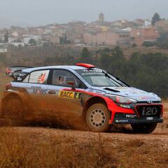 Espectacular Dani Sordo: acaba líder en el barrizal