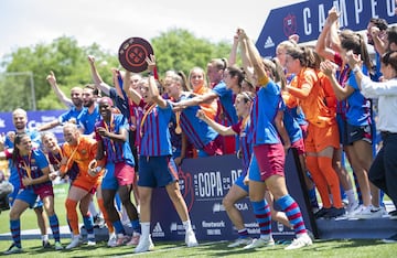 El Barcelona Femenino ha goleado 6-1 al Sporting de Huelva para proclamarse campeonas de la Copa de la Reina por novena vez.
