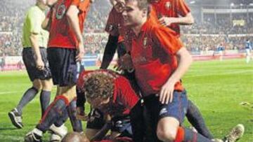 <b>UNA PIÑA. </b>Osasuna celebró de esta guisa el importante tanto de Webó que daba la tranquilidad y el pase definitivo de los rojillos a los cuartos de final de la UEFA.