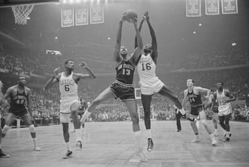 Wilt Chamberlain ha cogido más rebotes que nadie en la NBA: 23.924. No parece posible superar esa cifra. Bill Russell se quedó en 21.620 y Moses Malone en 17.834. También tiene la media más alta en una carrera completa (22,9), el récord de temporadas liderando la Liga (11) y el de más temporadas con al menos 1.000 (13). También el promedio más alto en una campaña (27,2: y los dos siguientes, 27 y 25,7). En este último dato, él y Bill Russell se reparten los 18 mejores promedios. Tiene los siete mejores datos de rebotes totales en un curso (el primero 2.149 en la temporada 1960-61. Para entender la dimensión de esta cifra, basta recordar que Dennis Rodman dejó su tope en 1.530 (1991-92). Jamás cogió menos de 10 rebotes en un partido de playoffs y jamás promedió menos de 20 en unos playoffs completos. Suyo es el récord de rebotes de media en unas Finales: 24,6). 