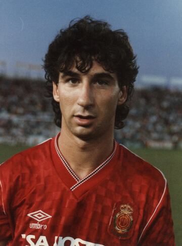 Comenzó en 1984 en el Barcelona y estuvo allí, en diferentes categorías, hasta 1989, año en qué fichó por el Mallorca. En el equipo mallorquín jugó hasta 1993.