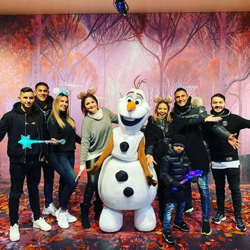 Olaf, personaje de Frozen, es uno de los más demandados. La familia Navas Salas posan con él.