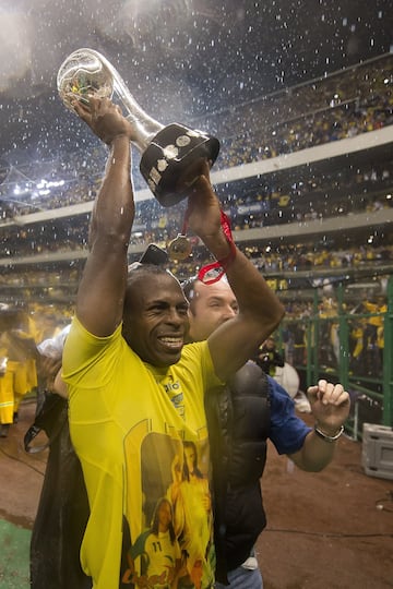 El famoso Chucho (QEPD) fue referente tanto en Santos Laguna como en América, equipos donde lució en la delantera y con los cuales consiguió dos títulos, uno en cada bando.
Nacido en Quito, Ecuador, Benítez siempre fue un goleador de cepa y lo demostró en la Liga MX, donde se consagró campeón de goleo en tres ocasiones