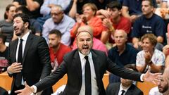 GIRONA, 28/09/2022.-  El entrenador del Real Madrid, Chus Mateo, durante un partido correspondiente a la primera jornada de la Liga Endesa disputado entre el Bàsquet Girona y el Real Madrid en el Pabellón Municipal Girona-Fontajau en Girona, este martes. EFE/ David Borrat
