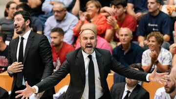 GIRONA, 28/09/2022.-  El entrenador del Real Madrid, Chus Mateo, durante un partido correspondiente a la primera jornada de la Liga Endesa disputado entre el Bàsquet Girona y el Real Madrid en el Pabellón Municipal Girona-Fontajau en Girona, este martes. EFE/ David Borrat
