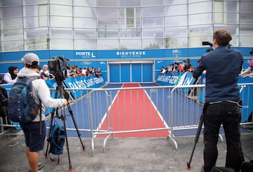 Seguidores y medios de comunicación en los alrededores del estadio del PSG. 