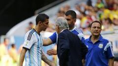 Di Mar&iacute;a se retira del partido tras lesionarse. 