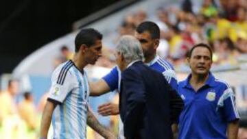 Di María se retira del partido tras lesionarse.
