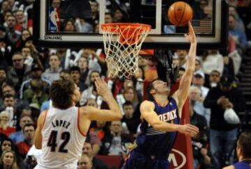 Goran Dragic (1) trata de anotar ante Robin Lopez (42).