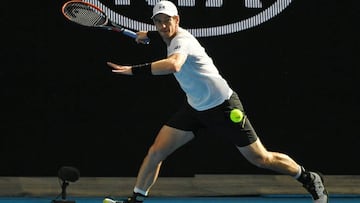 Andy Murray  devuelve una bola a Sam Querrey durante el partido de tercera ronda que ambos han disputado en el Open de Australia.