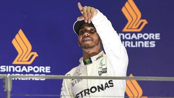 Lewis Hamilton en el podio de Singapur.
