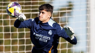 Javi Navarro, en un entrenamiento con el primer equipo del Real Madrid.