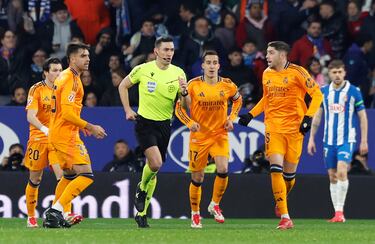 Contraataque del Rea Madrid, Kylian Mbappé avanza con el balón controlado y Carlos Romero entra a destiempo con los tacos por delante en el gemelo del jugador francés. El VAR no avisa a Muñiz Ruiz, que sí muestra la cartulina amarilla al defensa perico.