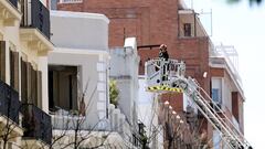 Un operario trabaja en la vivienda del barrio Salamanca donde se ha registrado una explosi&oacute;n, a 6 de mayo de 2022, en Madrid (Espa&ntilde;a). La deflagraci&oacute;n, posiblemente de gas, ha ocurrido sobre las 13 horas en una vivienda en la calle Ge