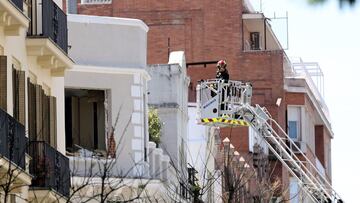 Un operario trabaja en la vivienda del barrio Salamanca donde se ha registrado una explosión, a 6 de mayo de 2022, en Madrid (España). La deflagración, posiblemente de gas, ha ocurrido sobre las 13 horas en una vivienda en la calle General Pardiñas número 35, un edificio de cuatro plantas, esquina con la calle Hermosilla. Por el momento se desconocen la causas del siniestro y hay varias personas heridas leves.
06 MAYO 2022;SALAMANCA;EXPLOSION;MADRID;GAS
Eduardo Parra / Europa Press
06/05/2022