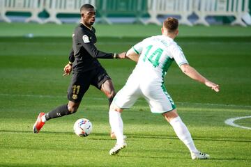 El jugador del Barcelona, Ousmane Dembélé, con el balón ante el jugador del Elche, Raúl Guti.