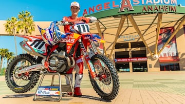 Jorge Prado, con la GasGas delante del Angela Stadium de Anaheim donde se estrenará en el AMA Supercross.