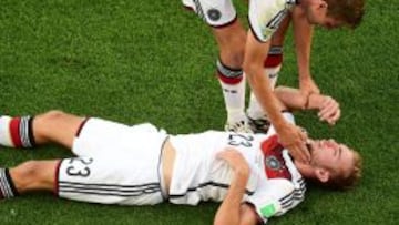 Kramer, en el suelo, conmocionado, recibe el consuelo de Müller en la final entre Alemania y Argentina, en Brasil 2014.