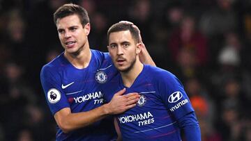 Azpilicueta felicita a Hazard despu&eacute;s de un gol.