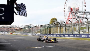 Max Verstappen recibe la bandera a cuadros como ganador en Japón.