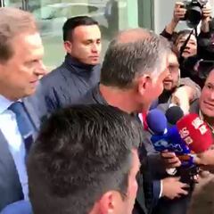Multitud de periodistas en la llegada de Queiroz a Bogotá
