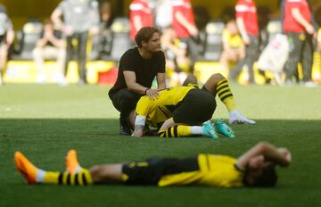 El empate ante el Mainz, unido a la victoria del Bayern en Colonia, dejó al Dortmund sin título ante su afición pese a que dependían de sí mismos.  Los jugadores, desolados al final del encuentro.