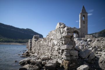 La gran sequía que sufre toda la península ha dejado al descubierto algunos tesoros. En el pantano de Sau, que ahora está al 30% de su capacidad, ha emergido el antiguo pueblo sepultado de Sant Romà que quedó inundado tras la construcción del pantano en 1963.