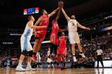 Kostas Papanikolaou de los Denver Nuggets intenta atrapar un rebote ante Ty Lawson de los Houston Rockets.