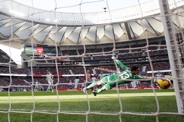 El jugador del Atlético de Madrid, Griezmann, marca el 1-0 al Getafe. 