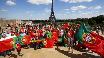 Los portugueses ponen el color. Miles de seguidores de Portugal han llegado a París, ciudad que cuenta con un colonia de 250.000 lusos.