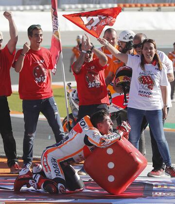 El piloto español Marc Marquez (Repsol Honda) celebra el campeonato del mundo por cuarta vez en la categoría MotoGP tras entrar tercero en el circuito Ricardo Tormo de Cheste