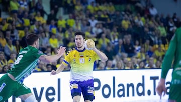 Álex Dujsheabev, en un ataque del Kielce.