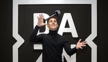 Pol Espargaro posa con el micro de DAZN, donde ejercerá de comentarista en 2024.