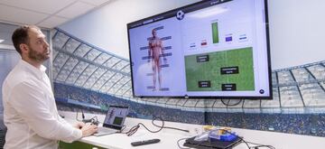 Gregori Ortanobas, CEO y fundador de MDM Systems, maneja Soccer System Pro en el cuartel general de Barcelona.
