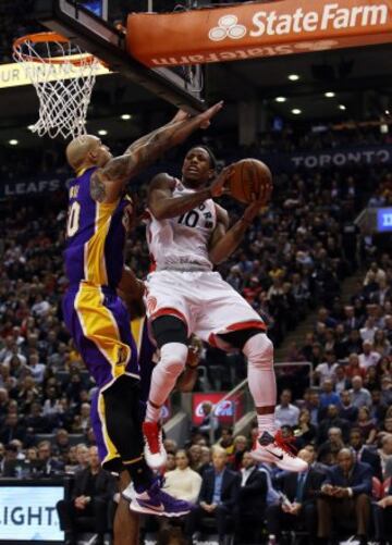 DeMar DeRozan y Robert Sacre.