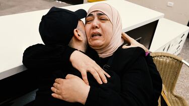 Un palestino liberado es abrazado por un familiar después de ser liberado de una cárcel israelí como parte de un intercambio de rehenes y prisioneros y un acuerdo de alto el fuego en Gaza entre Hamás e Israel, en Ramallah.