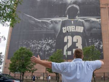 CLEVELAND, OH - JULY 3: A man poses as workers remove the Nike LeBron James banner from the Sherwin-Williams building near Quicken Loans Arena on July 3, 2018 in Cleveland, Ohio. NOTE TO USER: User expressly acknowledges and agrees that, by downloading and or using this photograph, User is consenting to the terms and conditions of the Getty Images License Agreement.   Jason Miller/Getty Images/AFP
 == FOR NEWSPAPERS, INTERNET, TELCOS &amp; TELEVISION USE ONLY ==