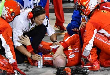 Un mecnico de Ferrari es atendido tras sufrir un percance con el monoplaza de Kimi Raikkonen. 