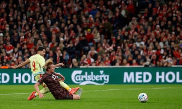 0-2. Dani Olmo filtra un pase al desmarque de Ayoze Pérez, el delantero se interna en el área danesa con la oposición de Joachim Andersen y de disparo cruzado, raso con la izquierda, supera  a Kasper Schmeichel.