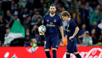 Soccer Football - La Liga Santander - Real Betis v Real Madrid - Estadio Benito Villamarin, Seville, Spain - March 8, 2020 Real Madrid's Karim Benzema and Luka Modric react after Real Betis' first goal REUTERS/Marcelo Del Pozo