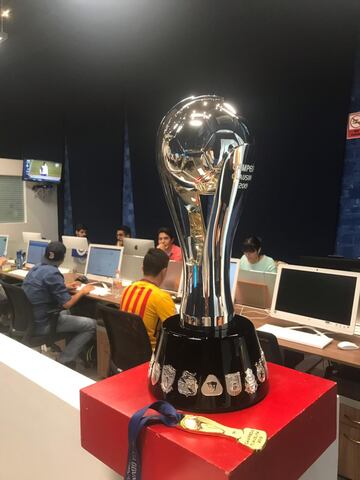 ¡Nosotros ya lo alzamos! El trofeo de Liga MX visita la redacción de As México